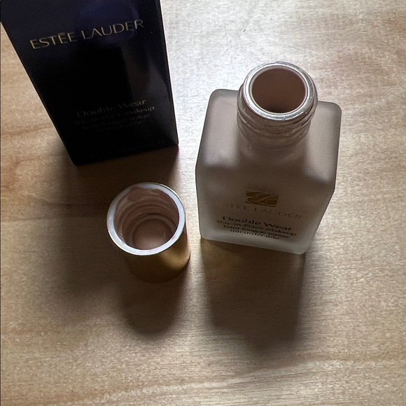 ✨Estée Lauder Double Wear Foundation: shade SHELL✨ - Picture 3 of 4